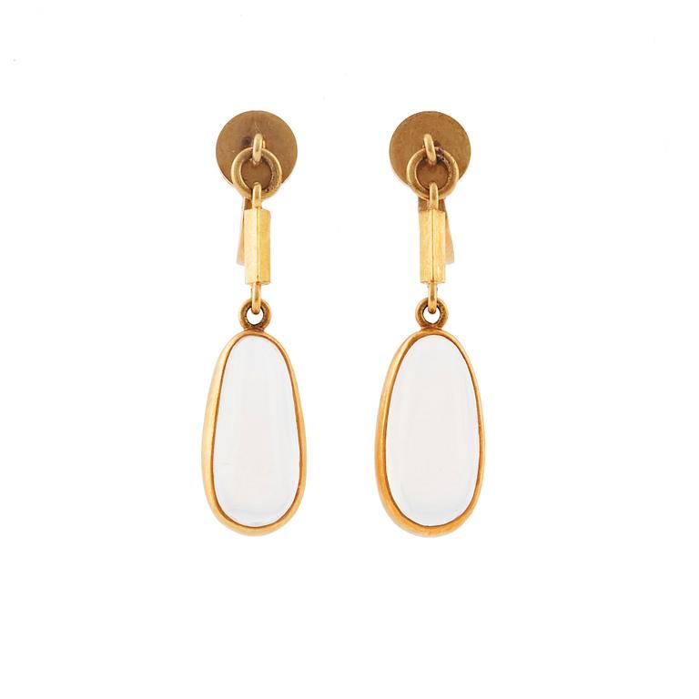 Wiwen Nilsson, ett par örhängen 18K guld med cabochonslipade månstenar, Lund 1947.