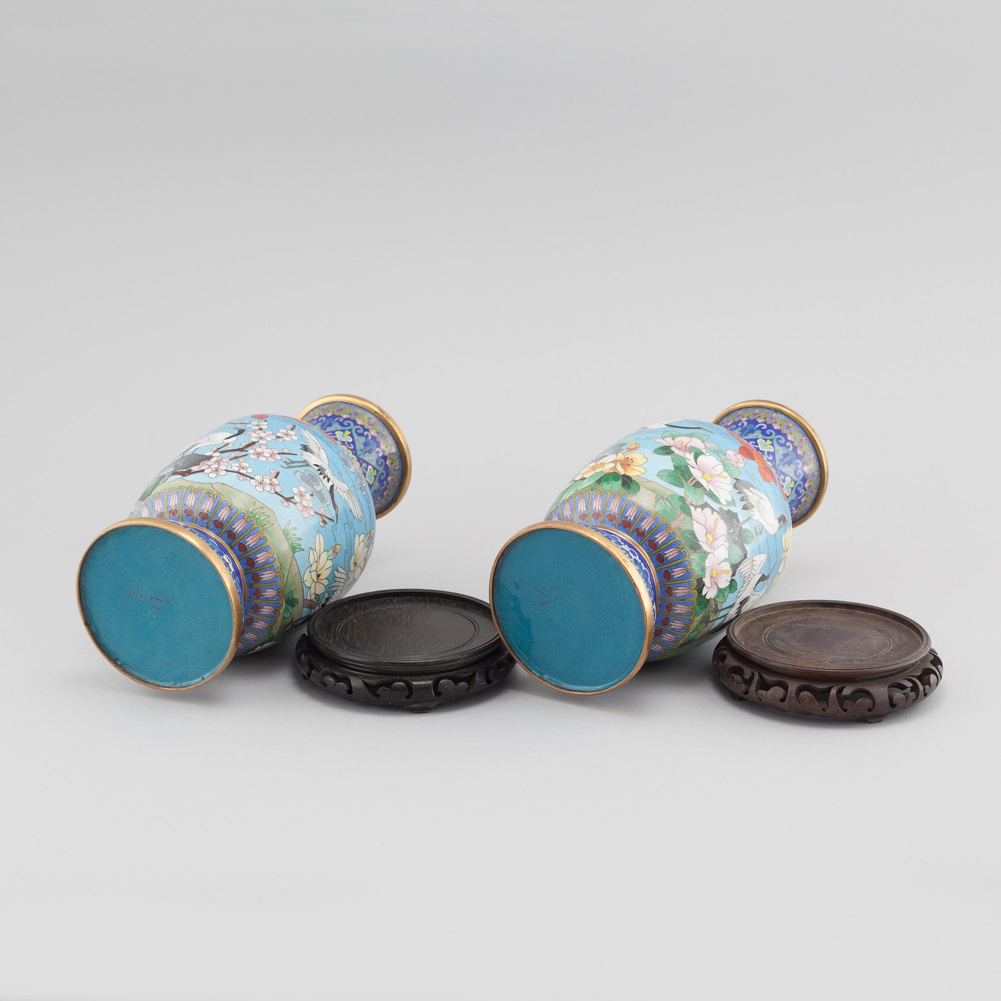 VASER, ett par, cloisonné, Japan, 1900-tal.