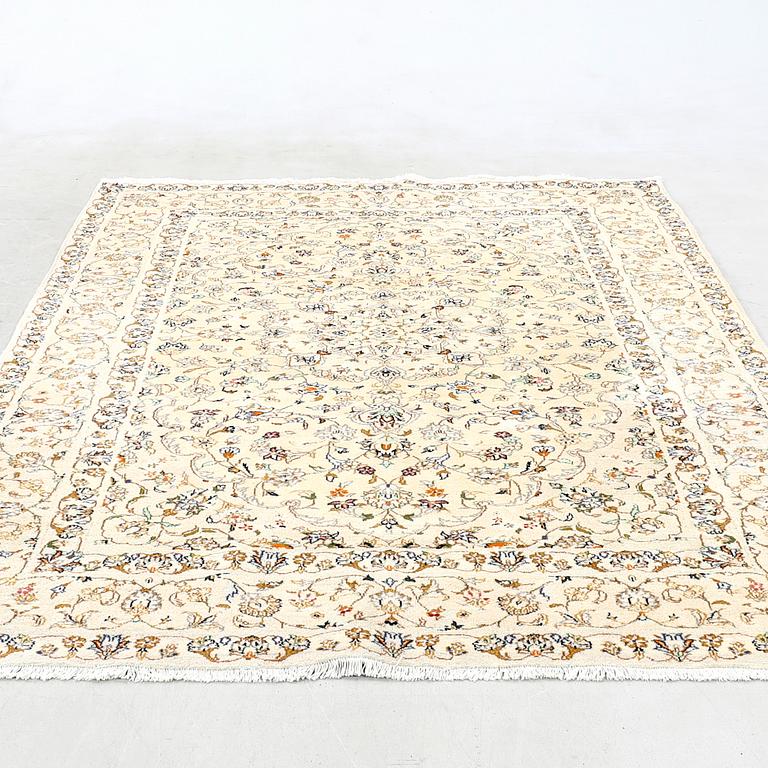 Semi-antique Oriental rug, approx. 286x193 cm.