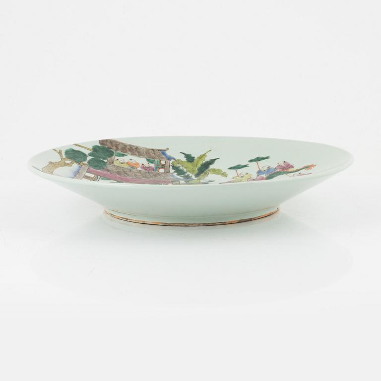A porcelain dish, China, 20th century.