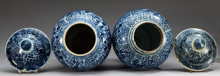 A set of two blue and white jars, Qing dynasty, Kangxi (1662-1722).