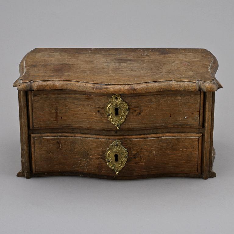 MINIATYRBYRÅ, senbarockstil, 1800-tal.