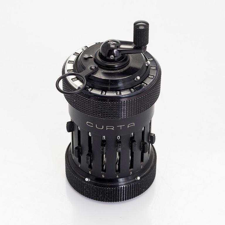 Räknemaskin, "Curta, Type I", utvecklad av Curt Herzstark, Contina AG Mauren, Lichtenstein, formgiven 1947.