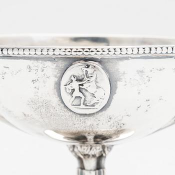 A Georg III sterling silver salt cellar, maker's mark of Andrew Fogelberg, London 1778.