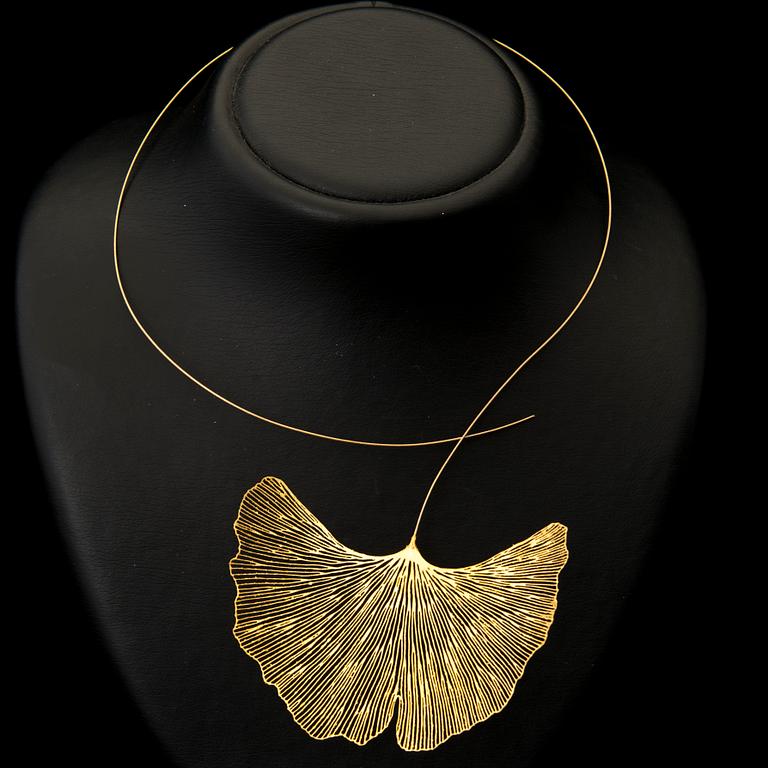 MARIA JAUHIAINEN, HALSSMYCKE, "Ginkgo", stål, 18K guld, 24K bladguld.