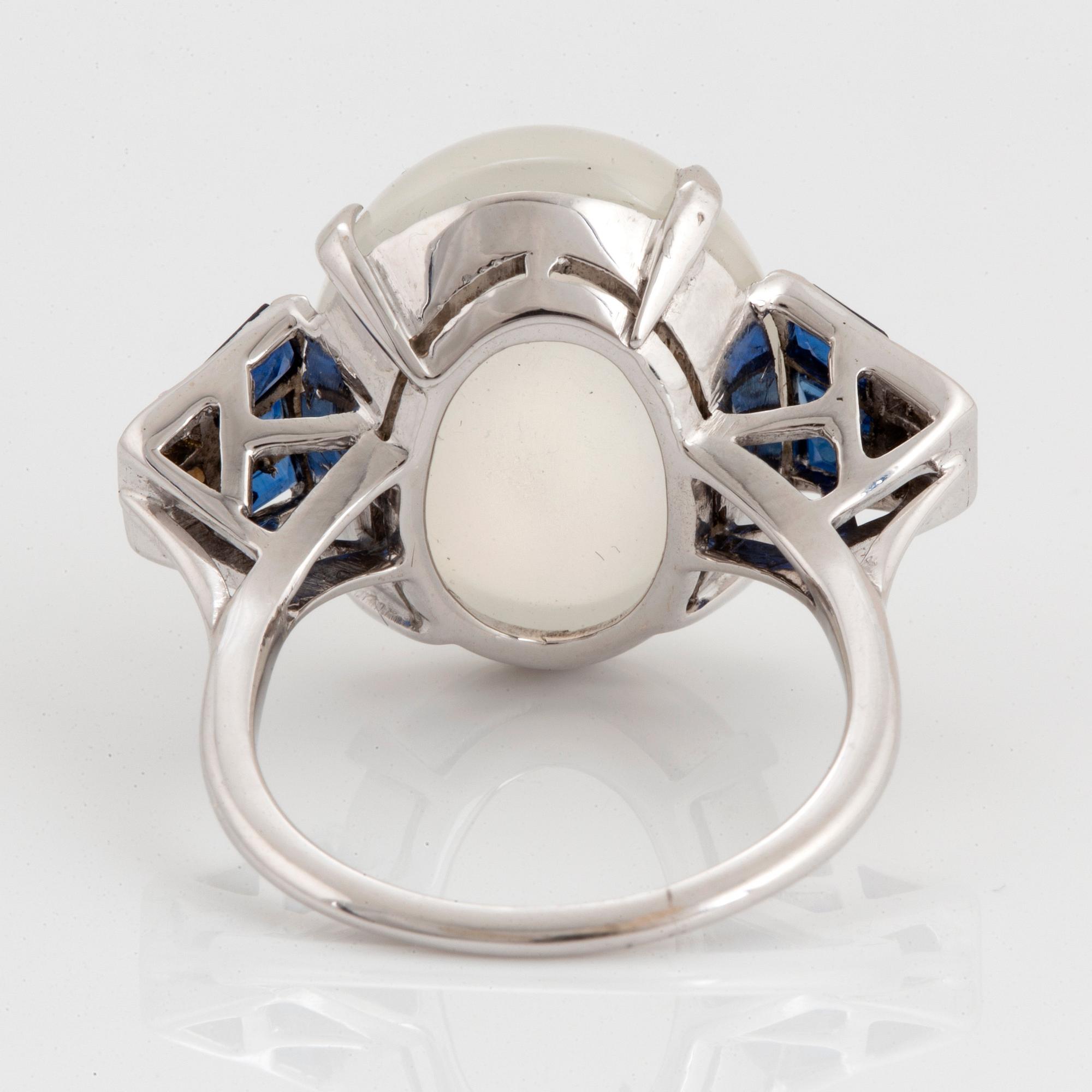 Ring 14K vitguld med en cabochonslipad månsten ca 20.00 ct.