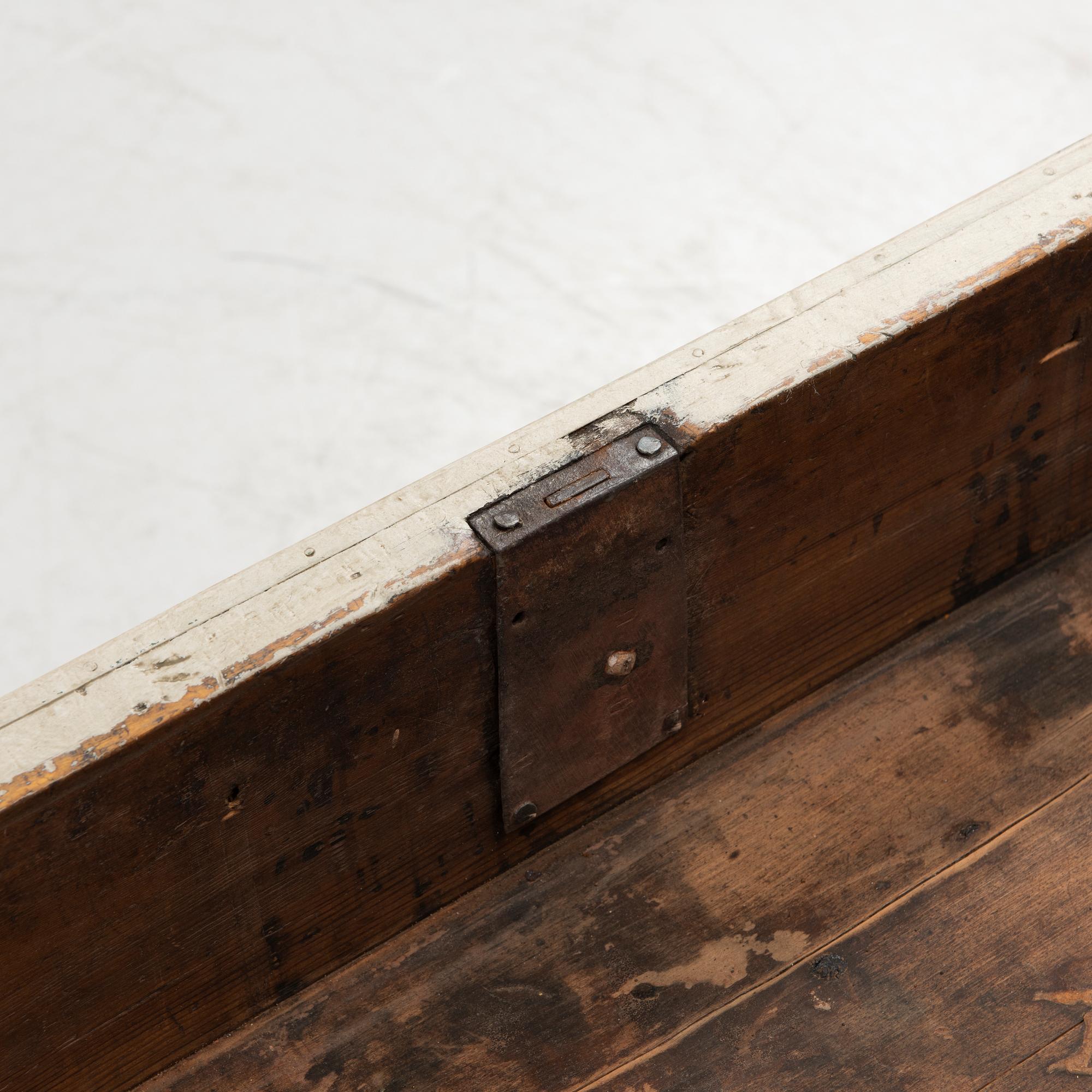 A late Gustavian chest of drawers, 19th century.