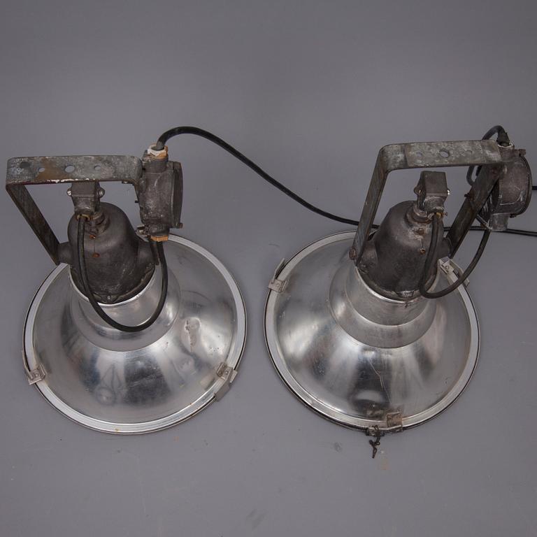 TEOLLISUUSVALAISINPARI, merkityt Idman P3-29. 1900-luku. Korkeus 59 cm.