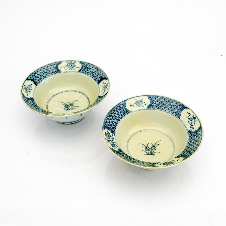 A pair of Qing Dynasty porcelain bowls.