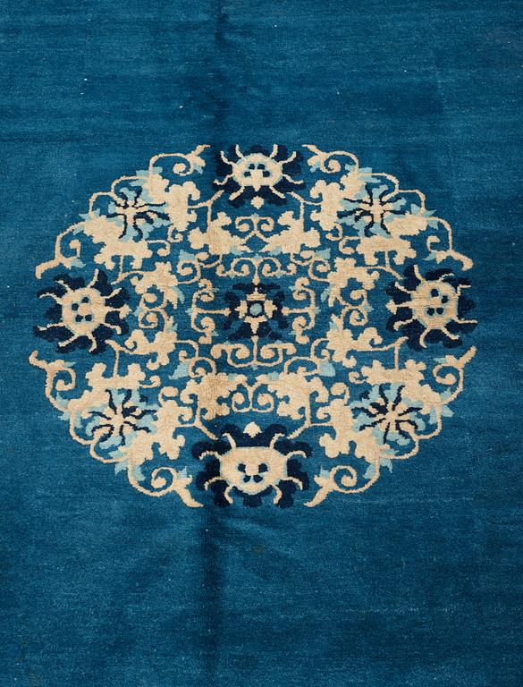 SEMI-ANTIQUE CHINESE, probably Beijing. 351,5 x 276 cm.