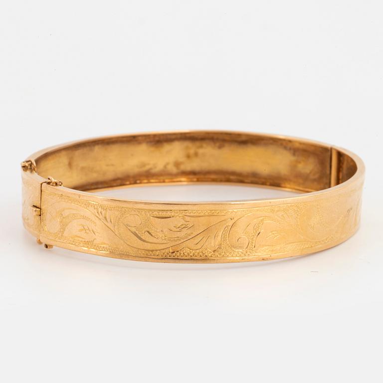 18K gold bangle.