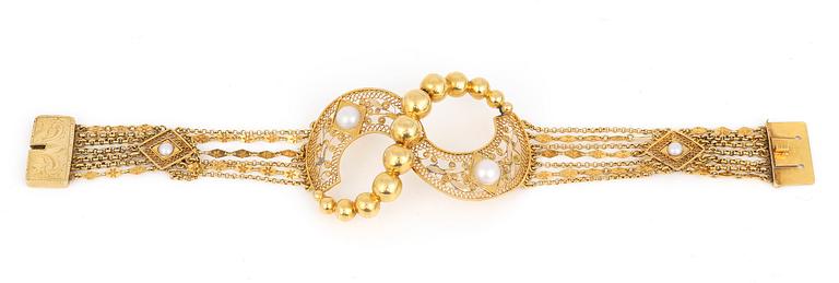 ARMBAND, 20K guld filigranarbete samt pärlor, Olof Löfvander och Johan Petter Forssberg, Luleå, 1800-tals. Vikt 21,37 g.