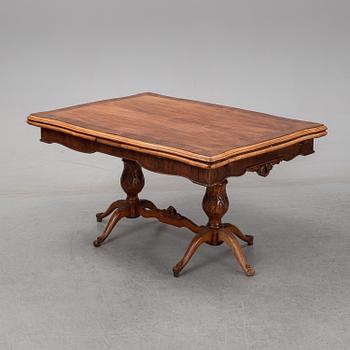 A first halg of the 20th Century walnut veneered table.