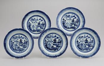 A blue and white hot water dish and five dinner plates, Qing dynasty, 18/19th Century.