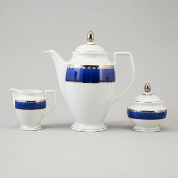 SIGVARD BERNADOTTE, 39 pieces of porcelain tablewaer "Christineholm/Marianne", Royal Blue.