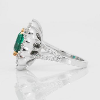 RING med zambisk smaragd (minor oil) 5.35cts, briljantslipade diamanter totalt 1.76ct.