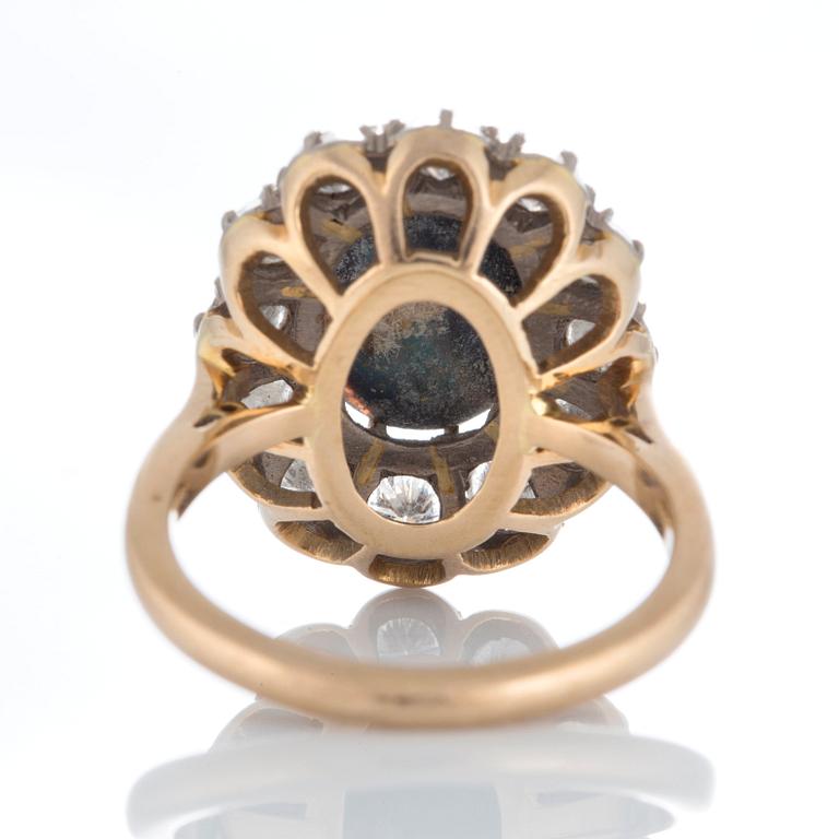 Opalring med runda briljantslipade diamanter total vikt ca 1.20 ct.