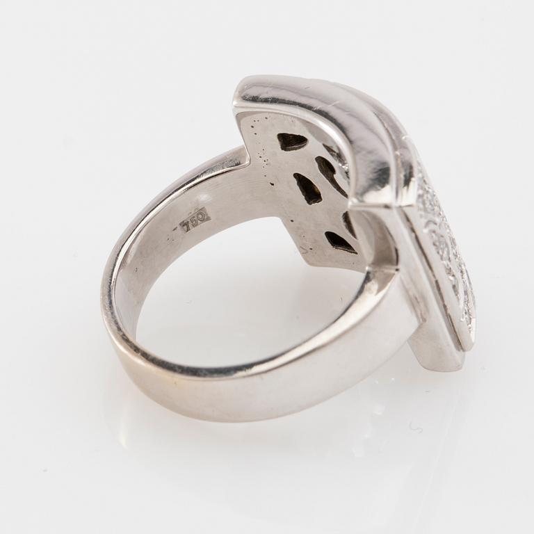 Ring in 18K white gold set with round brilliant-cut diamonds.