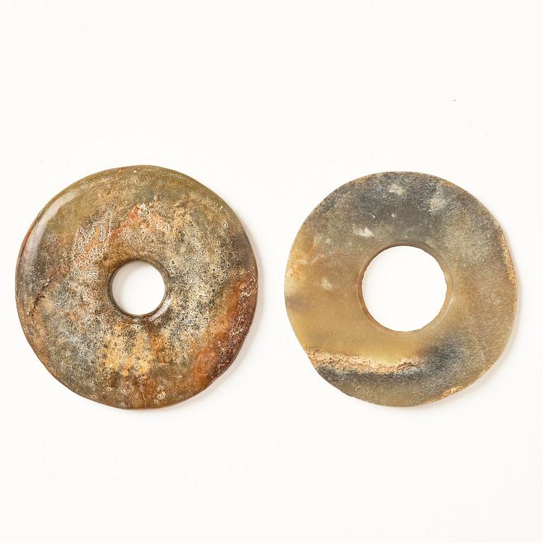 A group of carved nephrite and jade ornaments, China, Qing dynasty and older. (8 pieces).