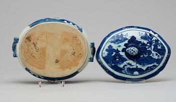 A blue and white tureen. Qing dynasty. Jiaqing (1796-1820).