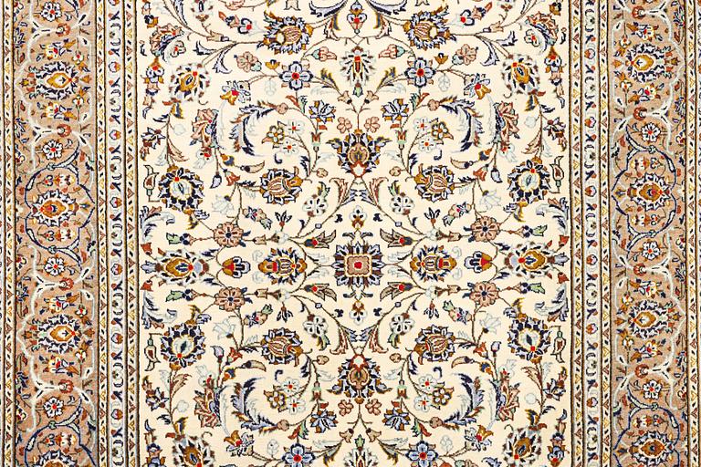 A Kashan carpet, a. 287 x 196 cm.