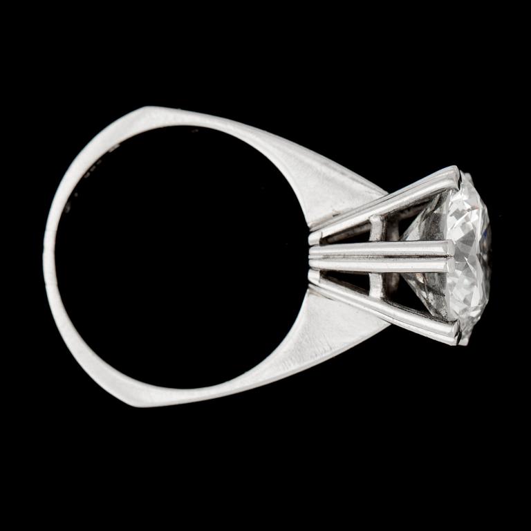 A brilliant cut diamond ring, 5.55 cts.
