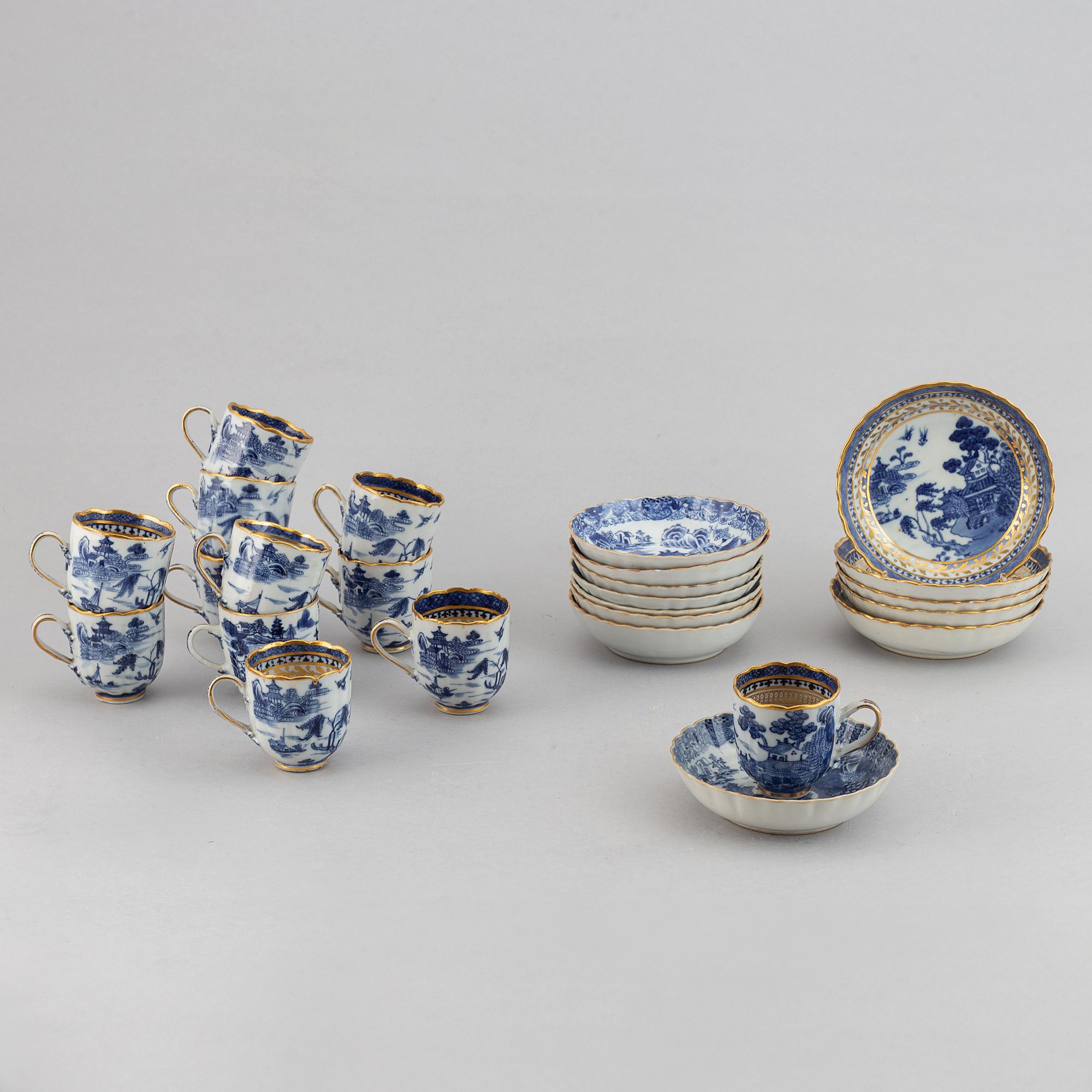 A group of 12 blue and white export porcelain cups with 13 saucers, Qing dynasty, Qianlong (1736-95).