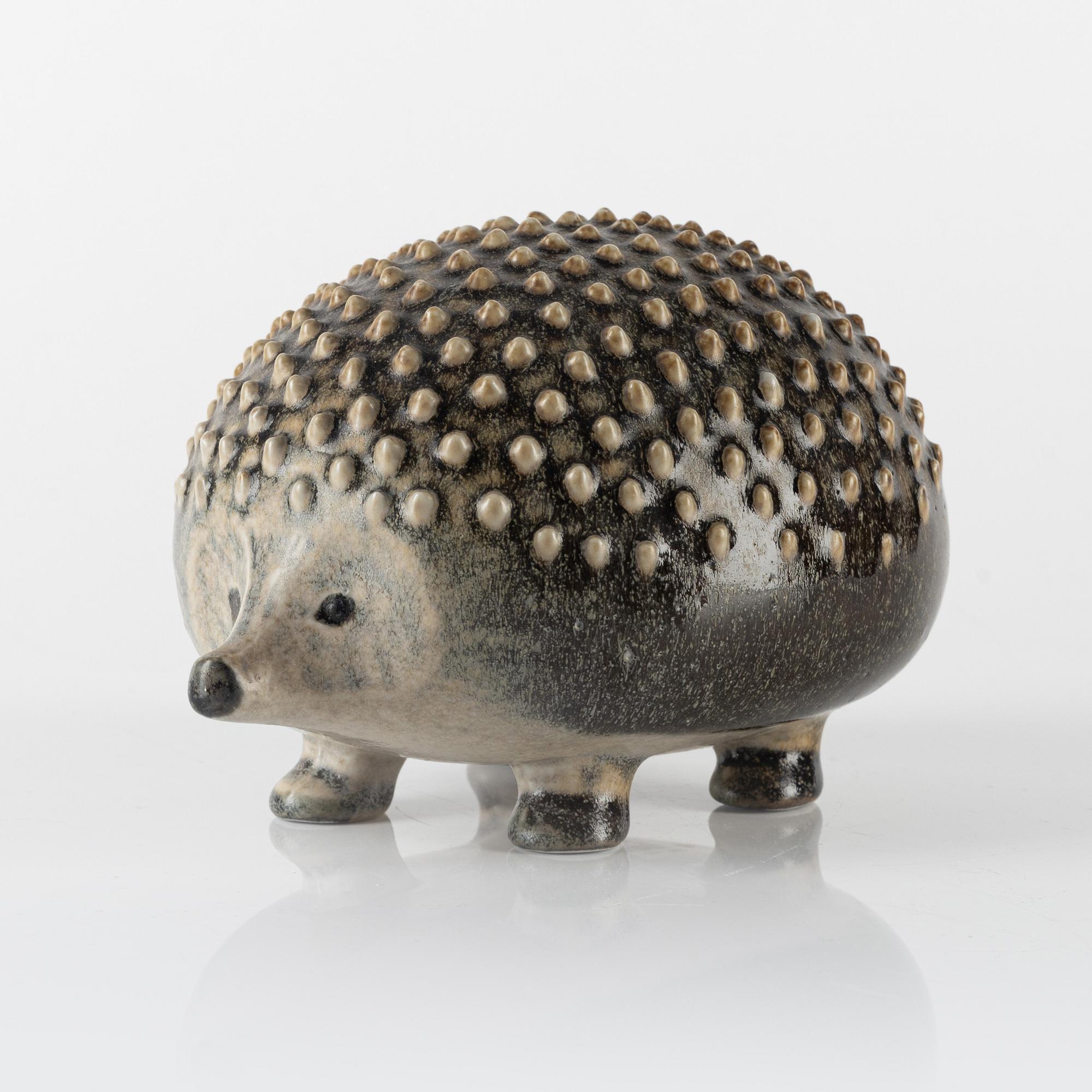 Lisa Larson, figurin, "Igelkott", Gustavsberg för NK, Nordiska Kompaniet i samarbete med WWF. Limiterad upplaga 2200.