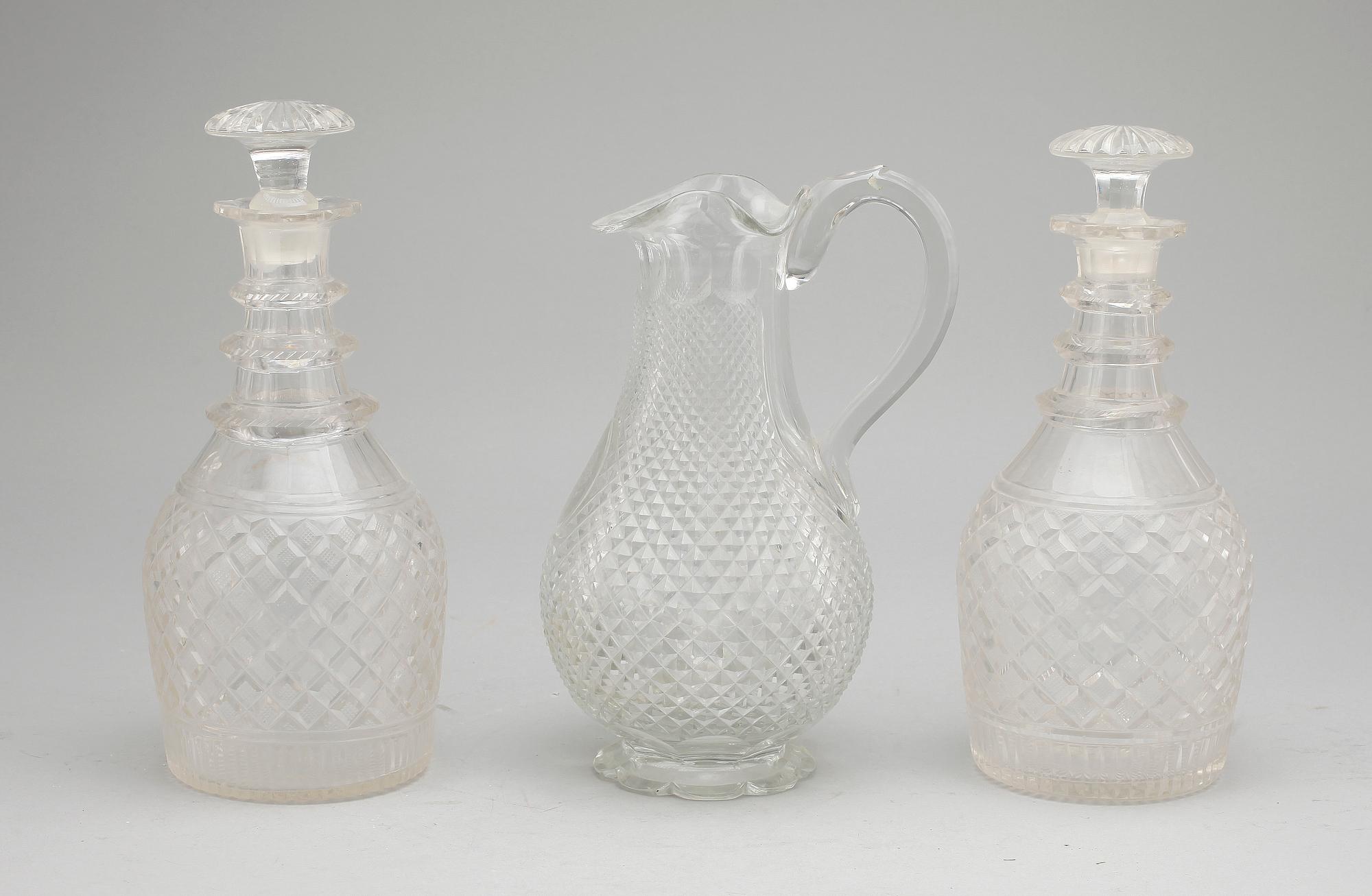 KARAFFER 2 st snarlika SAMT TILLBRINGARE, 1800-tal.