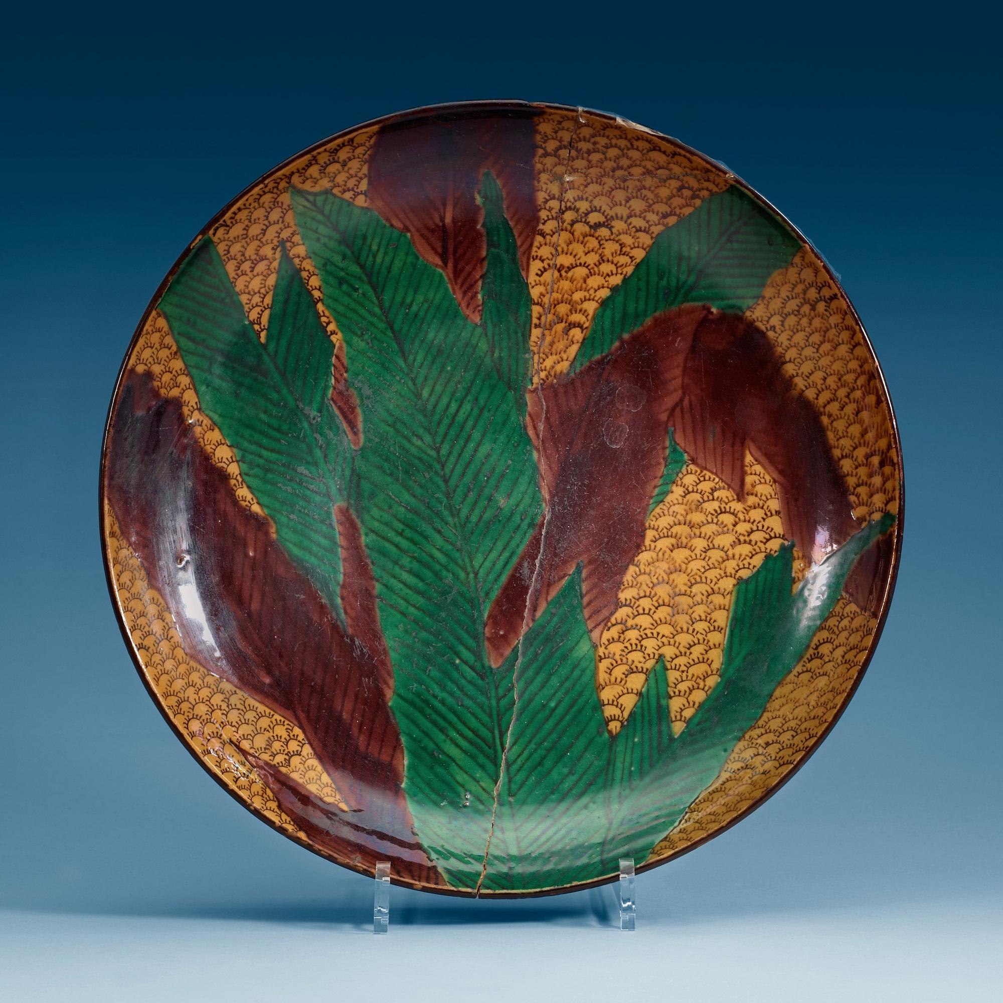 A Japanese Ko Kutani charger, Edo period (1603-1868).