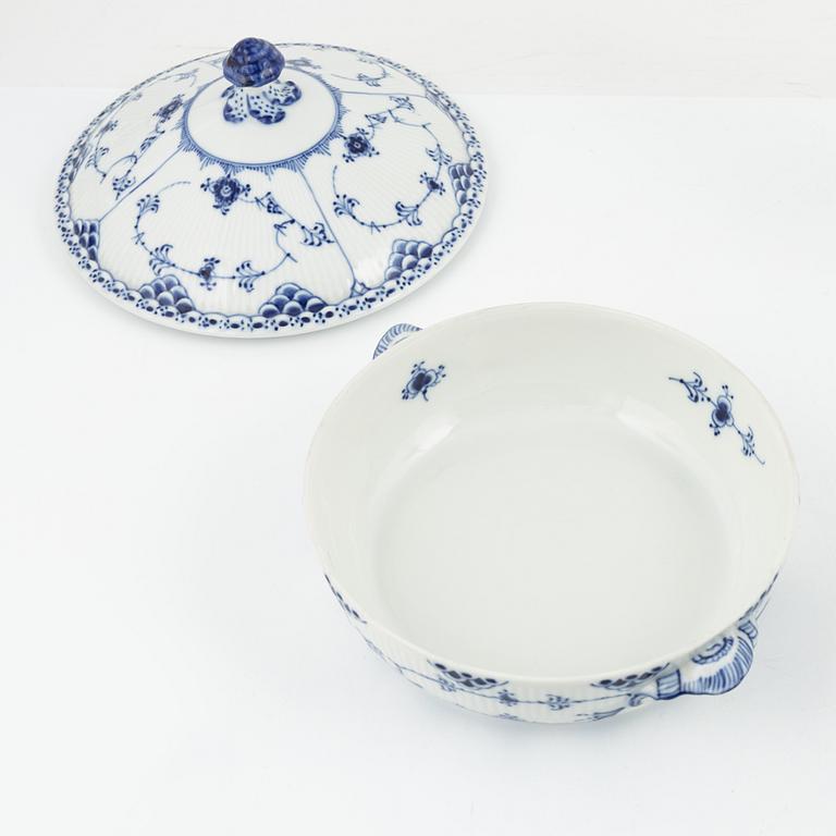 Servisdelar, 20 st, porslin, "Musselmalet", Royal Copenhagen och Bing & Gröndahl, Danmark.