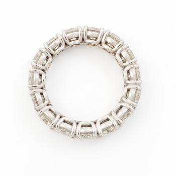 Ring full eternity 18K white gold with brilliant-cut diamonds.
