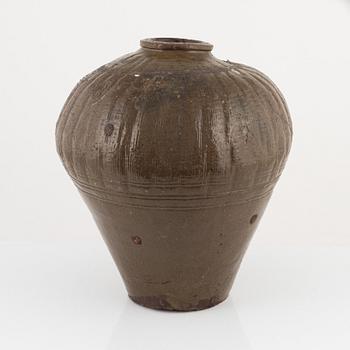 A Japanese glazed stoneware storage jar, Edo (1603-1868).