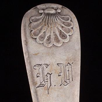 BESTICK, 35 delar, silver och nysilver, engelska, finska, ryska stämplar, 1845-1900-talets mitt. Total silvervikt 465 g.