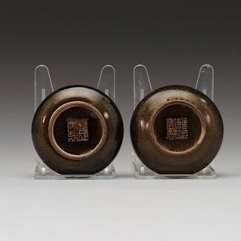 PENSELBAD, ett par, keramik, Qingdynastin 1800-tal. Med Yongzheng sigillmärke.