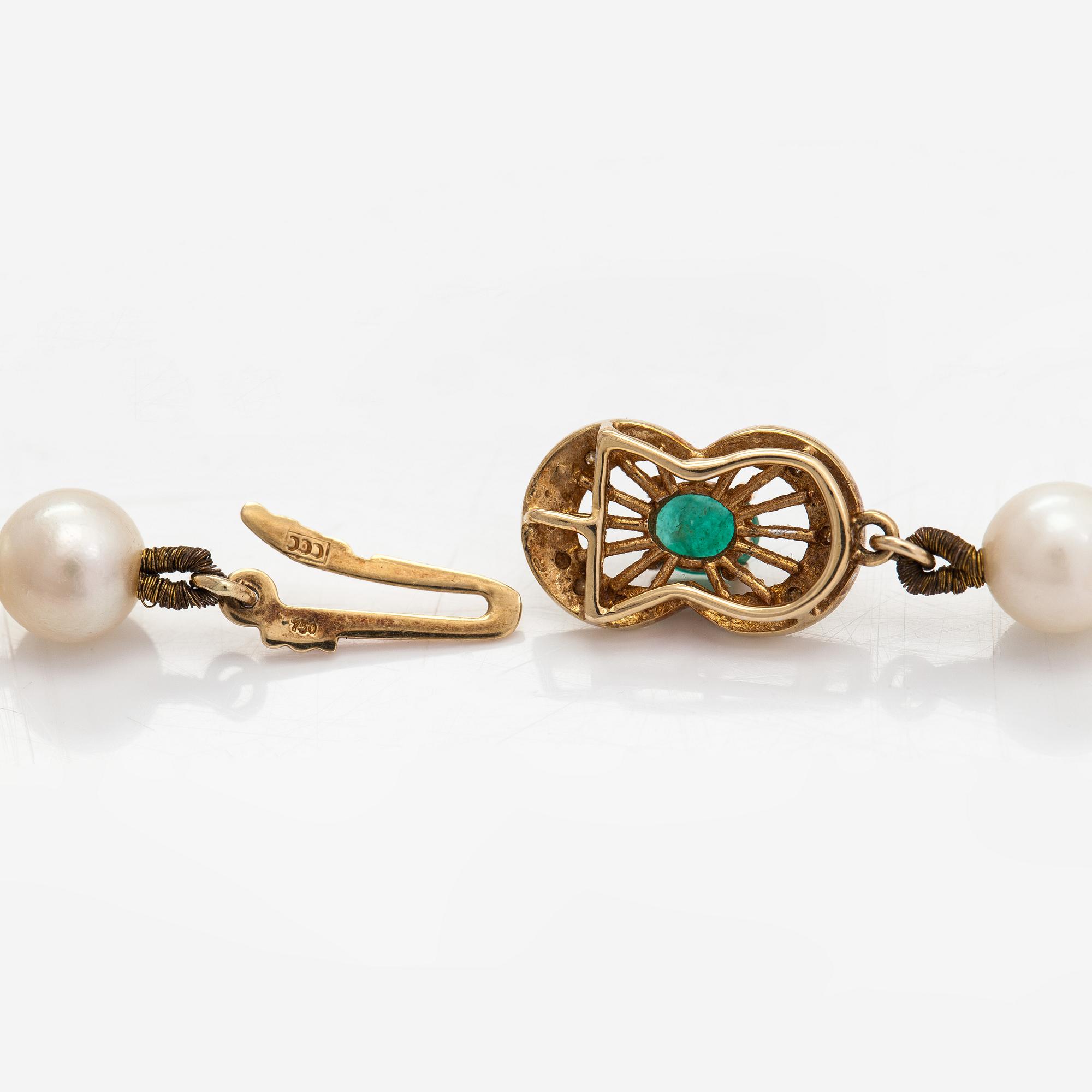 A cultured pearl necklace, clasp 18K gold with emerald and small diamonds.