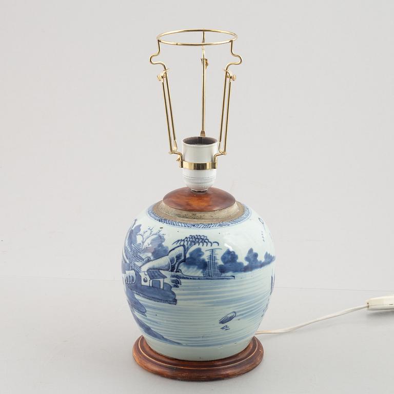 A blue and white Chinese jar, made in to a lamp, Qing dynasty, 19th century.