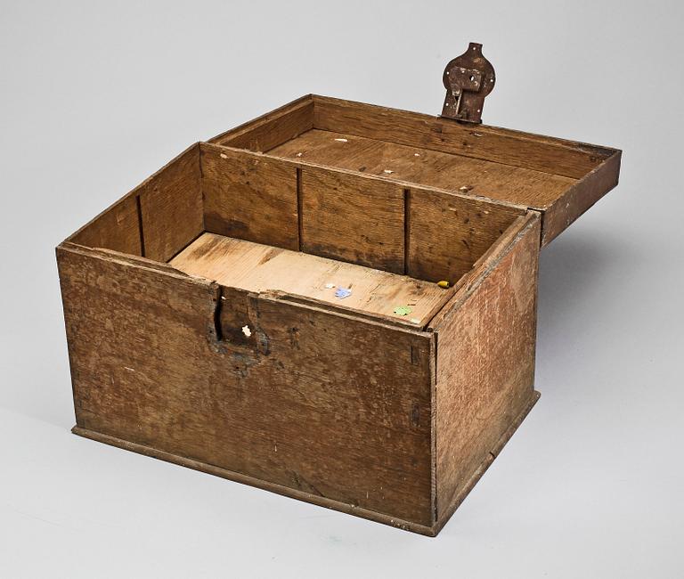 KISTA MED VERKTYG, troligen 1700-tal.