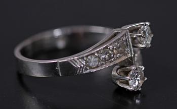 RING, vitguld m biljanter tot ca 0,75 carat.
