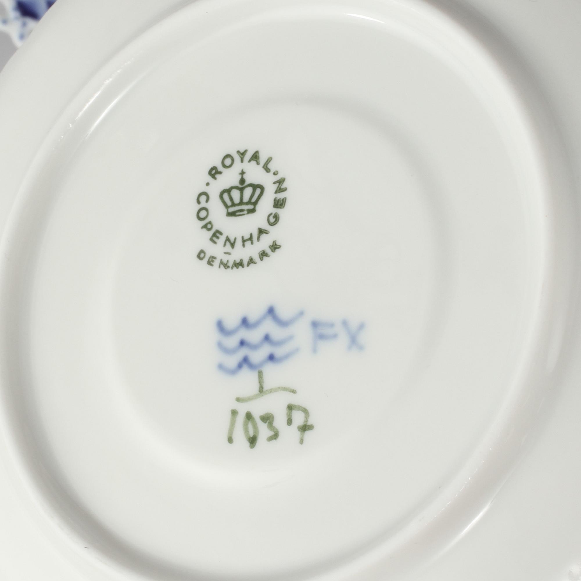 KAFFESERVIS, 23 delar, porslin, "Musselmalet", Royal Copenhagen, 1900-talets andra hälft.