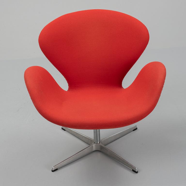 Arne Jacobsen, fåtölj, "Svanen", Fritz Hansen, Danmark, 1995.