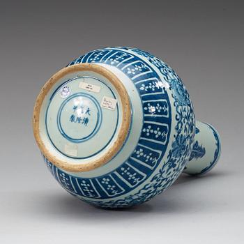 A blue and white tianqiuping vase, Qing dynasty, 19th century with Qianlongs six characters mark.