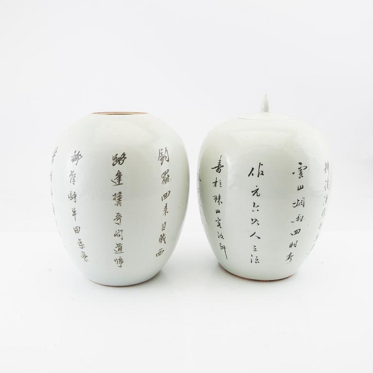 A pair of Chinese jars, 20th century.