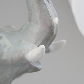 VICKE LINDSTRAND, figuriner, 2 st, stengods, Vicke Lindstrand ur Elefantparaden, Upsala Ekeby, 1950-tal.