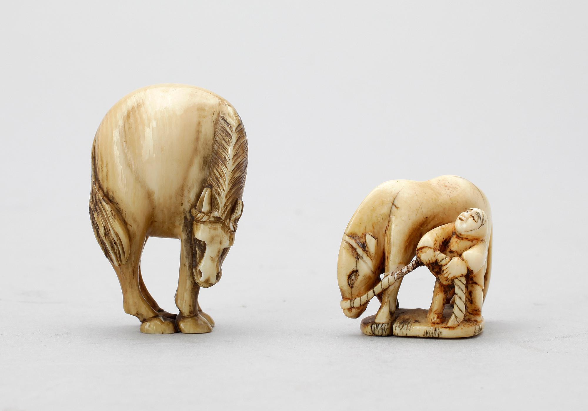 NETSUKE, 2 st, ben, Japan. Meiji (1867-1911).