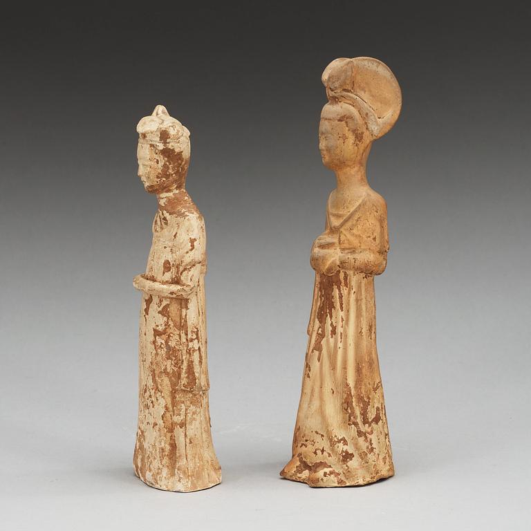 SKULPTURER, två stycken, lergods. Tang dynastin, (618-907).