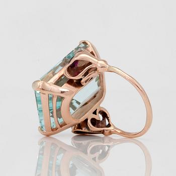 RING med akvamarin ca 36.00 ct, rubiner och diamanter.