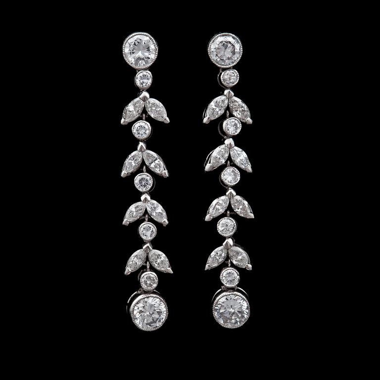 A pair of different cut diamond earrings app. tot. 2 cts.