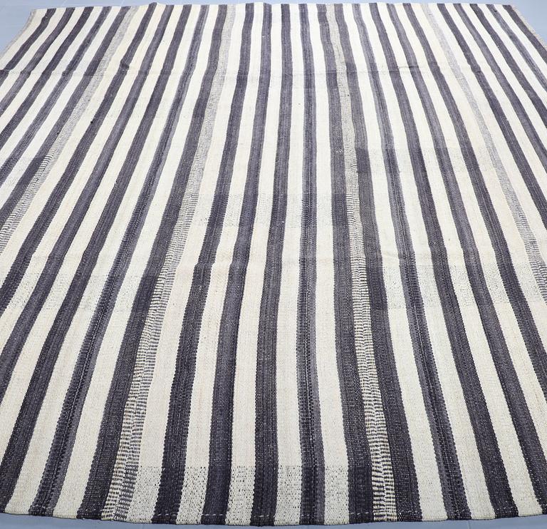 A FLATWEAVE RUG, 292 x 246 cm.
