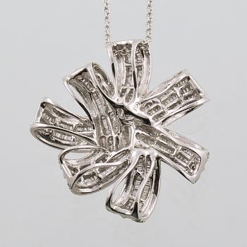 HÄNGE, 18K vitguld med briljant och baguettslipade diamanter 1.36 ct. Vikt 10,8 gram.